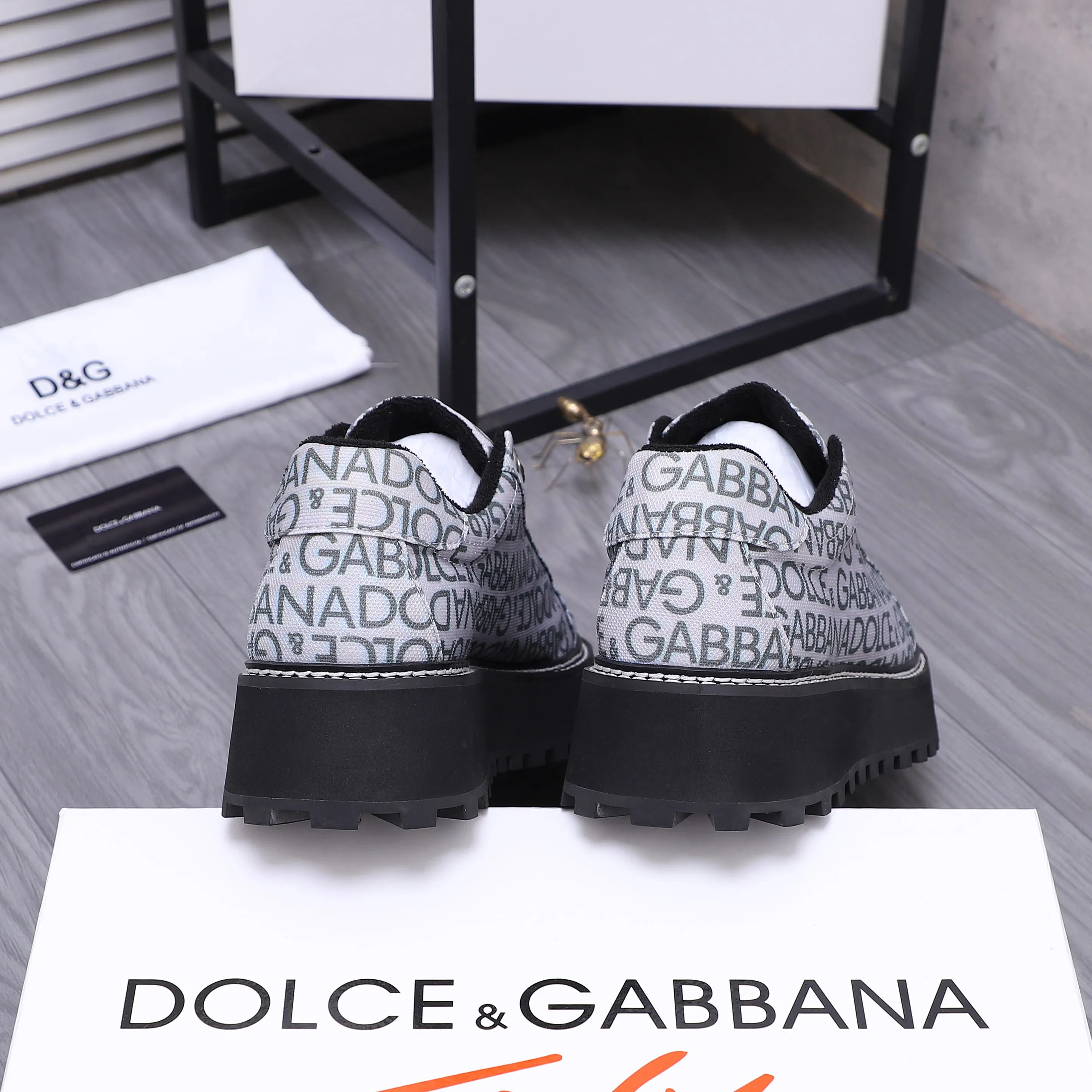 Men's shoes 💰442 Product trademark: DG (Dolce & Gabbana) casual shoes for couples. Regular size: 36-46 (45.46 is custom-made and non-returnable) Product materials: Selected woven breathable upper, terry lining, cowhide insole, non-slip rubber outsole